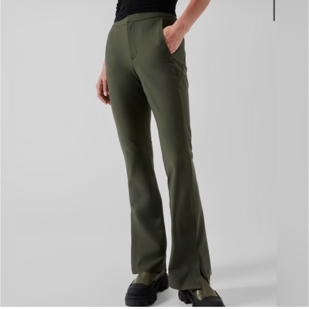 NWT Athleta green stellar flare trouser. Size 4, petite length.